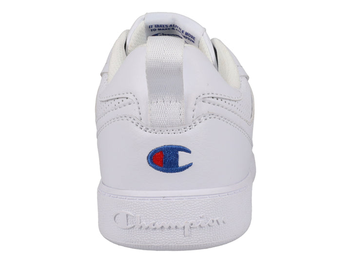 Tenis deportivos Champion de color blanco, corte bajo, con detalles perforados y logotipo en el lateral.