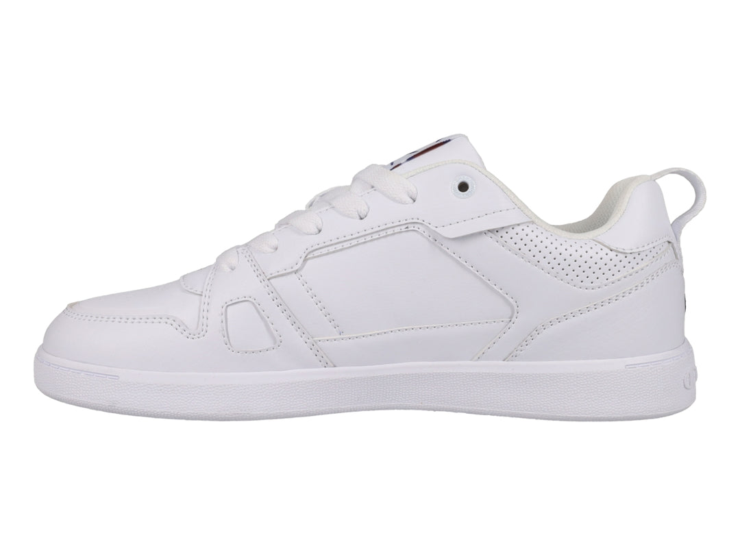 Tenis deportivos Champion de color blanco, corte bajo, con detalles perforados y logotipo en el lateral.