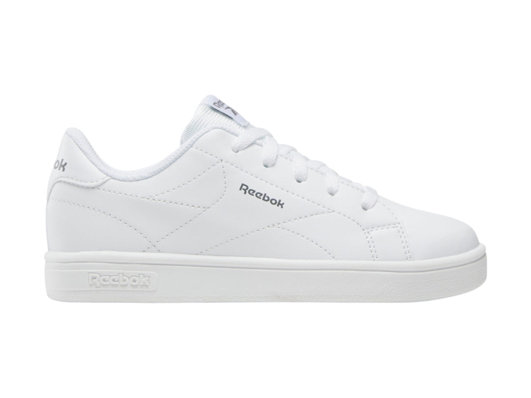 Tenis blancos Reebok Court Clean de corte bajo con cordones y suela plana.