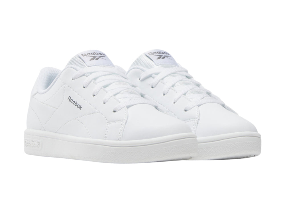 Tenis blancos Reebok Court Clean de corte bajo con cordones y suela plana.