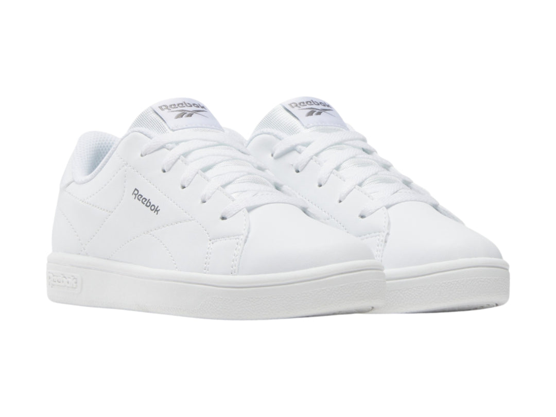 Tenis blancos Reebok Court Clean de corte bajo con cordones y suela plana.