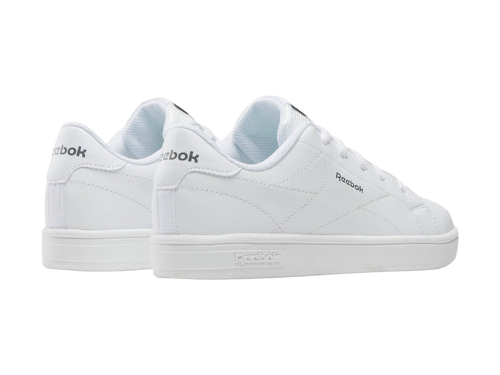 Tenis blancos Reebok Court Clean de corte bajo con cordones y suela plana.