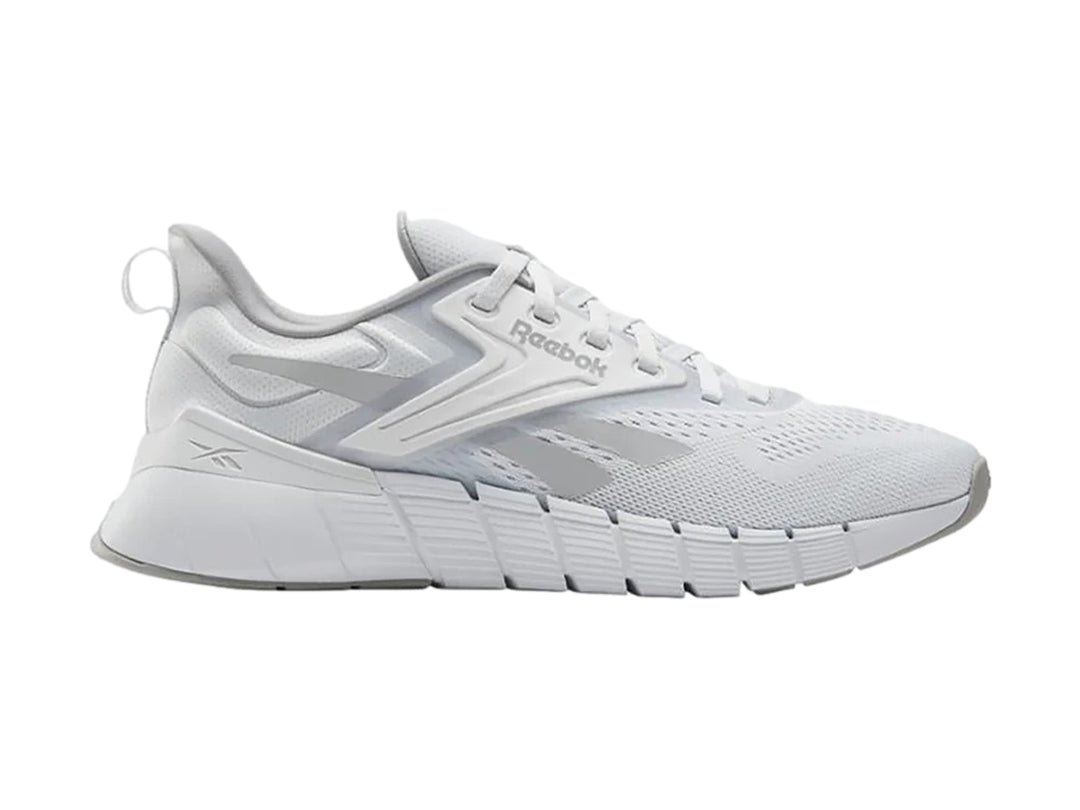 Tenis deportivos Reebok Nano Gym en color gris con detalles blancos y suela blanca texturizada.