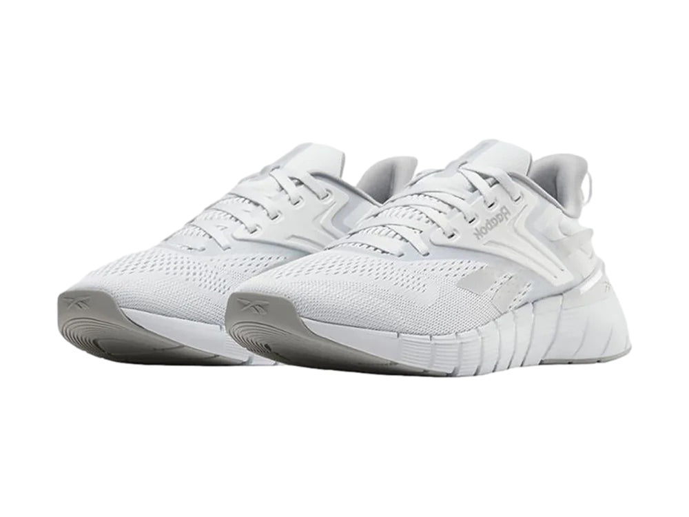 Tenis deportivos Reebok Nano Gym en color gris con detalles blancos y suela blanca texturizada.