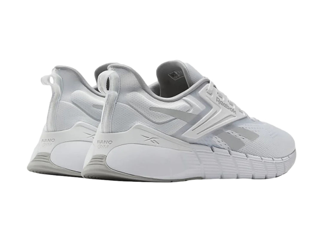 Tenis deportivos Reebok Nano Gym en color gris con detalles blancos y suela blanca texturizada.