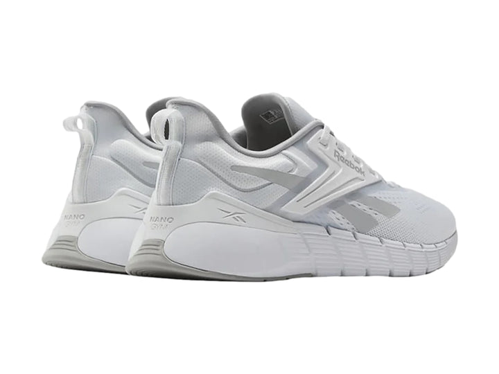 Tenis deportivos Reebok Nano Gym en color gris con detalles blancos y suela blanca texturizada.