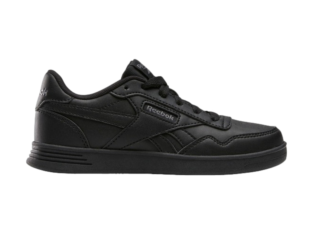 Tenis deportivos Reebok Court Advance en color negro total con suela plana y agujetas.