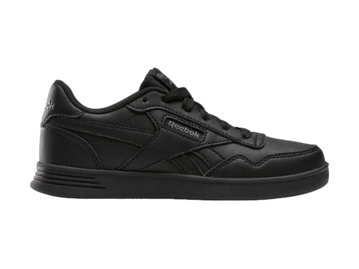 Tenis deportivos Reebok Court Advance en color negro total con suela plana y agujetas.