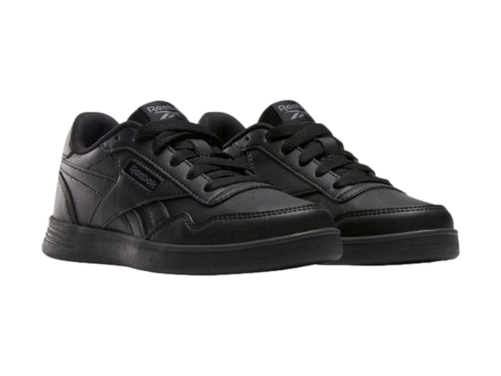Tenis deportivos Reebok Court Advance en color negro total con suela plana y agujetas.
