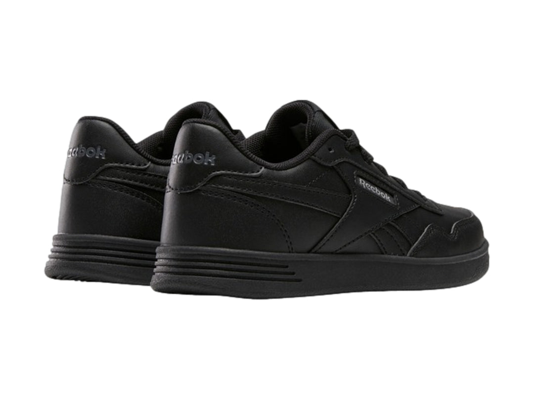Tenis deportivos Reebok Court Advance en color negro total con suela plana y agujetas.