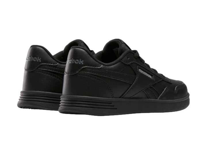 Tenis deportivos Reebok Court Advance en color negro total con suela plana y agujetas.