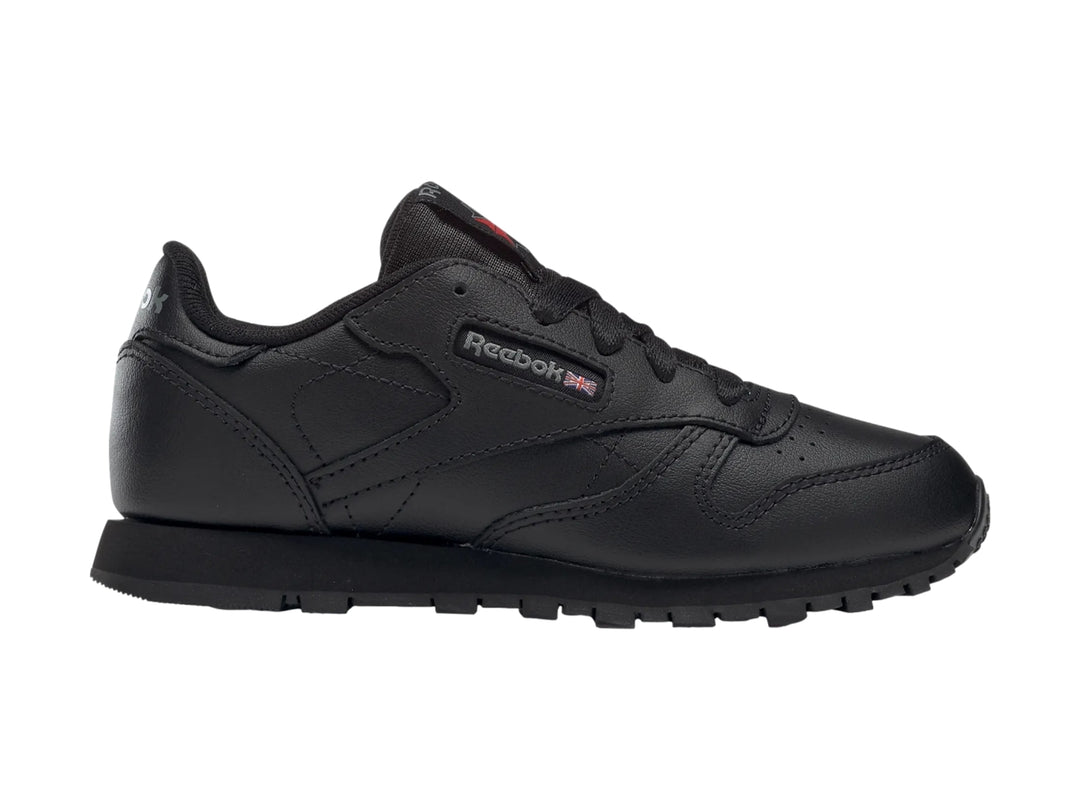 Tenis Reebok Classic Leather en color negro total con suela a juego y detalles minimalistas.