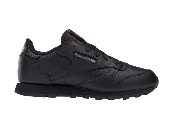 Tenis Reebok Classic Leather en color negro total con suela a juego y detalles minimalistas.