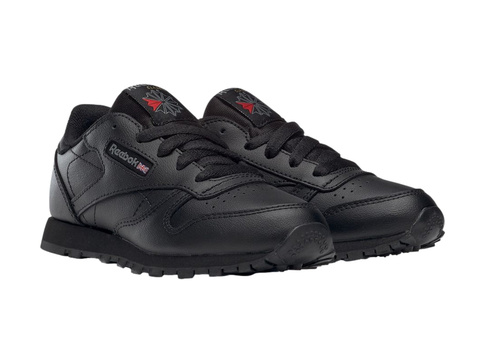 Tenis Reebok Classic Leather en color negro total con suela a juego y detalles minimalistas.