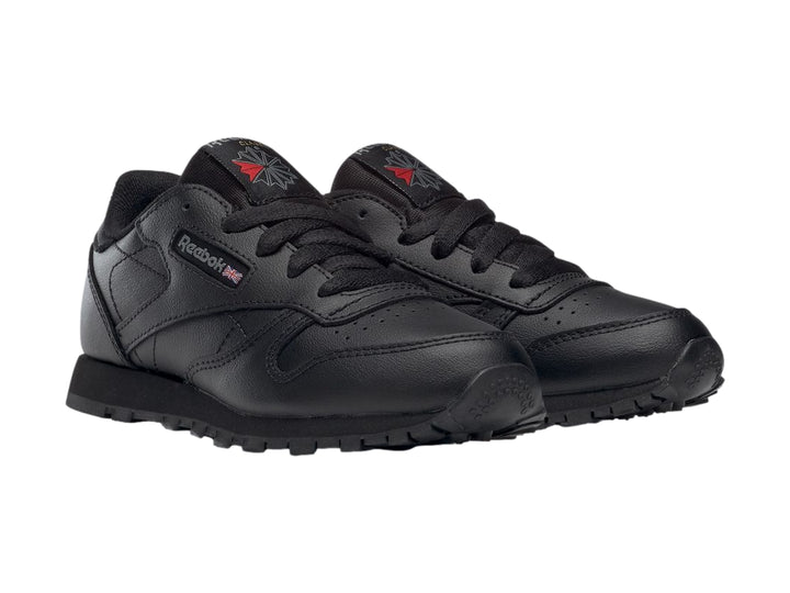 Tenis Reebok Classic Leather en color negro total con suela a juego y detalles minimalistas.