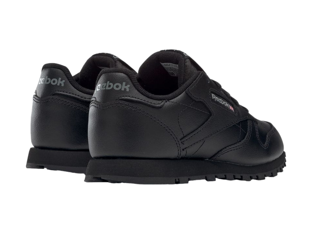 Tenis Reebok Classic Leather en color negro total con suela a juego y detalles minimalistas.
