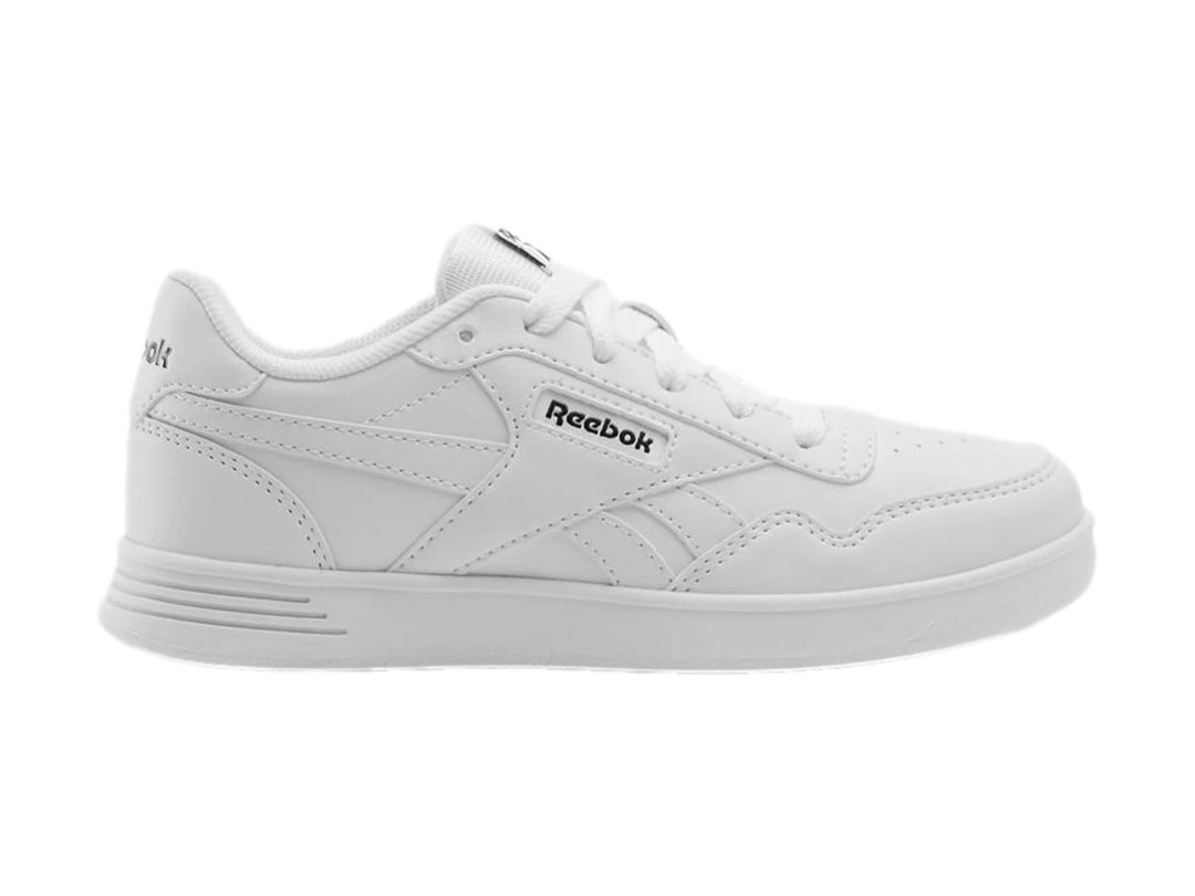 Tenis blancos Reebok Court Advance de corte bajo con suela blanca y logotipo negro.