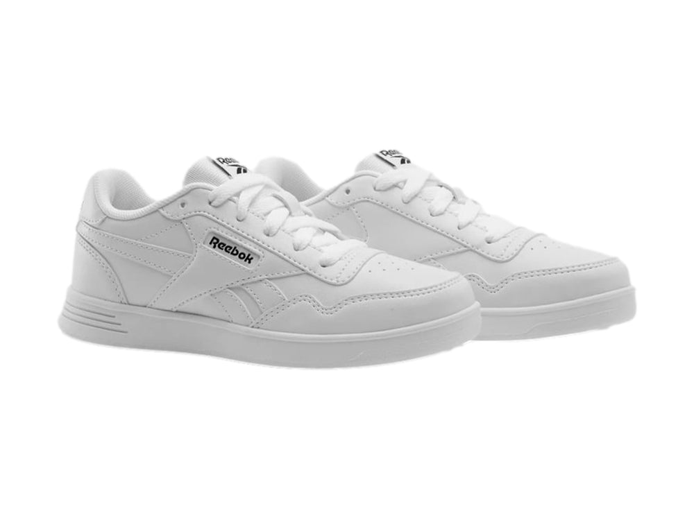 Tenis blancos Reebok Court Advance de corte bajo con suela blanca y logotipo negro.