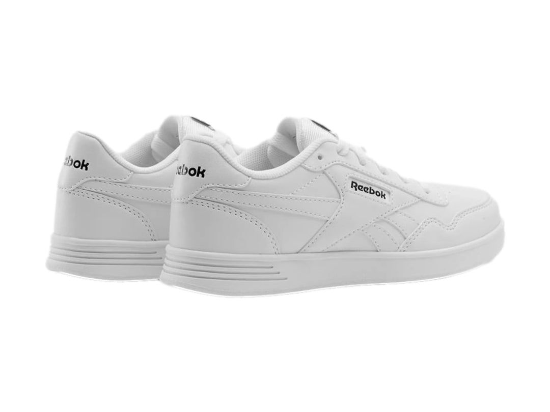 Tenis blancos Reebok Court Advance de corte bajo con suela blanca y logotipo negro.