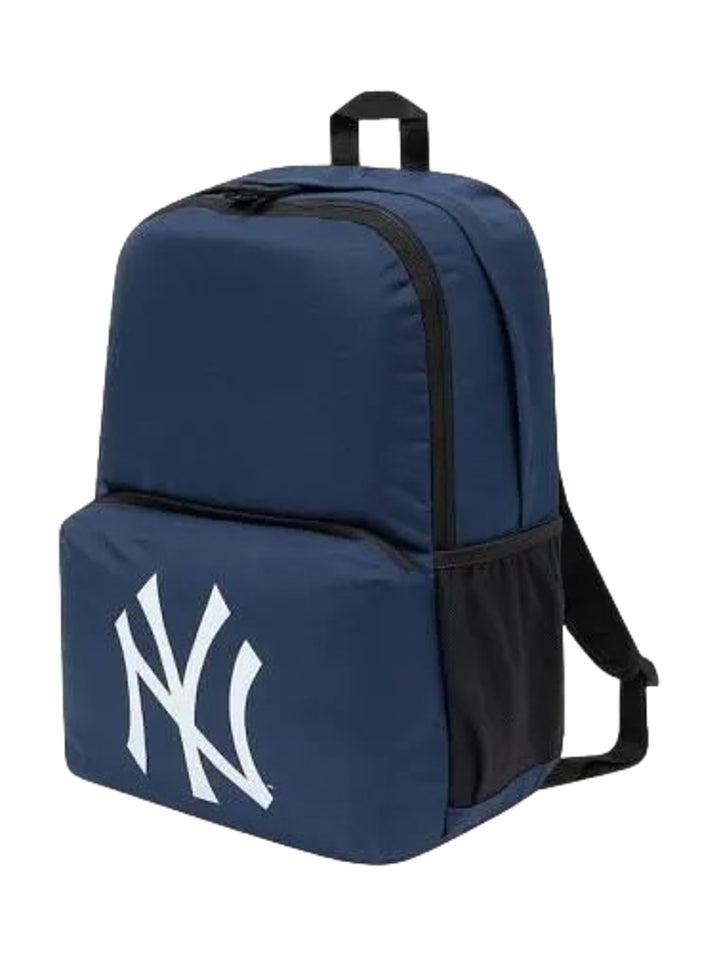 Mochila deportiva New Era color azul marino con logo de los New York Yankees en blanco y detalles en negro.