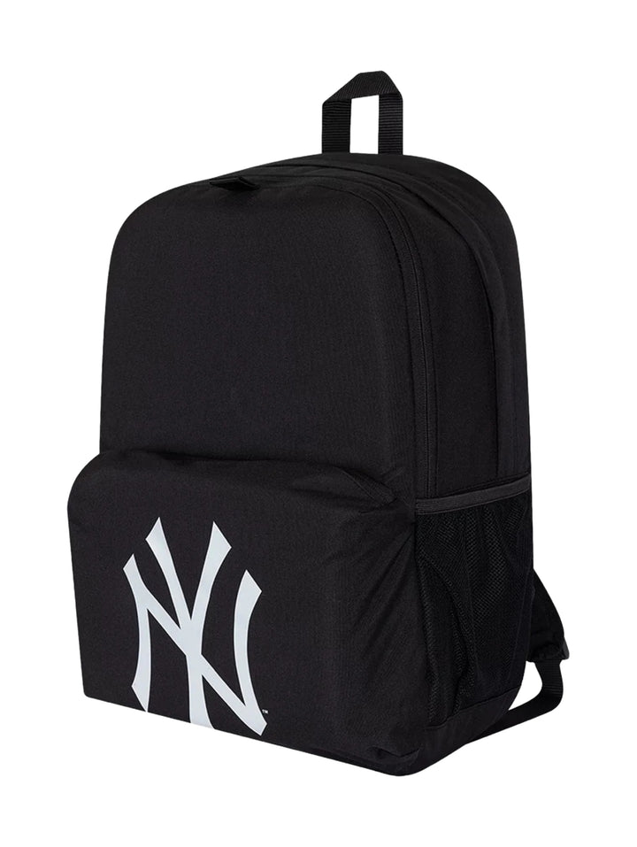 Mochila deportiva New Era de color negro con logotipo blanco de los New York Yankees en el bolsillo frontal.