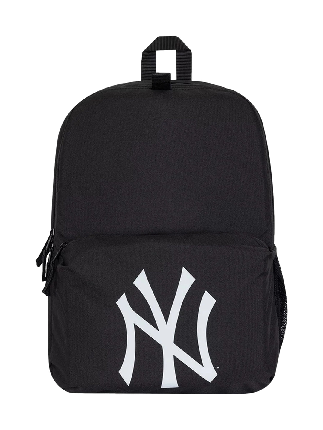 Mochila deportiva New Era de color negro con logotipo blanco de los New York Yankees en el bolsillo frontal.