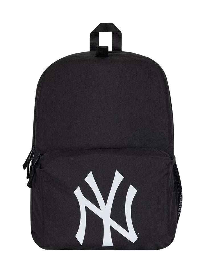 Mochila deportiva New Era de color negro con logotipo blanco de los New York Yankees en el bolsillo frontal.