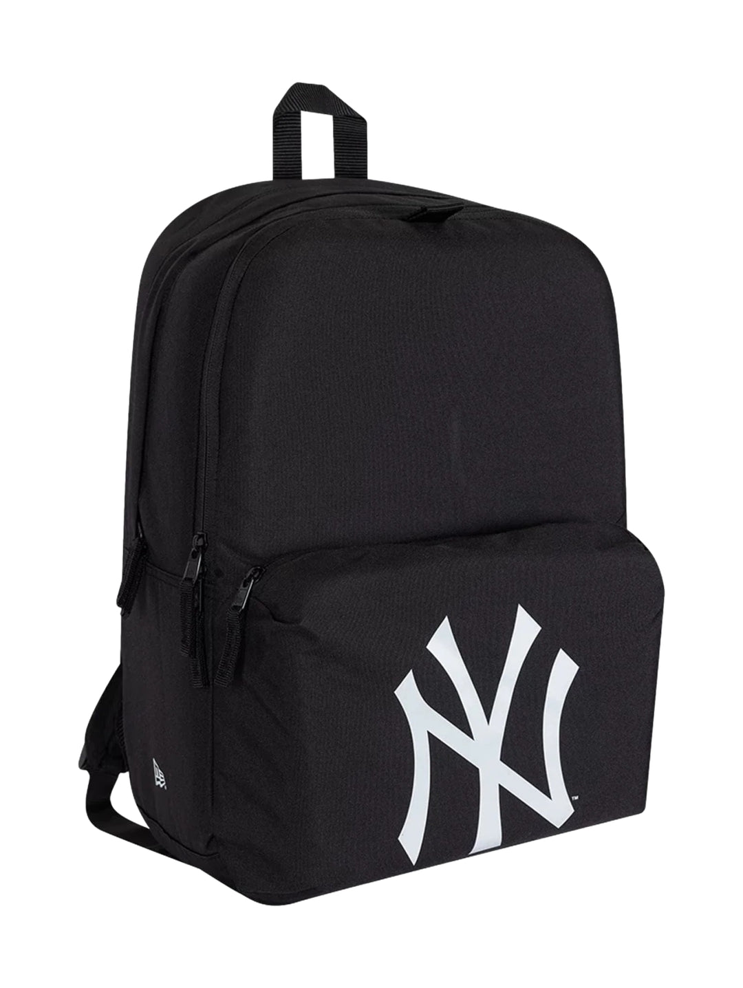 Mochila deportiva New Era de color negro con logotipo blanco de los New York Yankees en el bolsillo frontal.