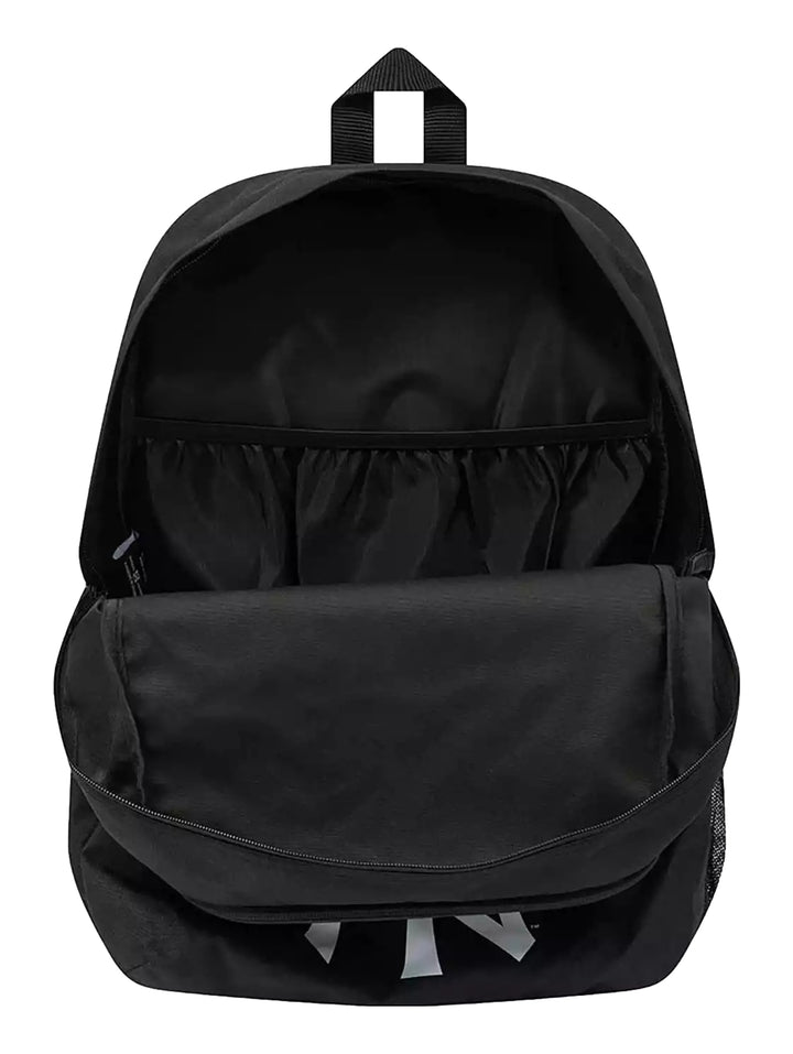 Mochila deportiva New Era de color negro con logotipo blanco de los New York Yankees en el bolsillo frontal.