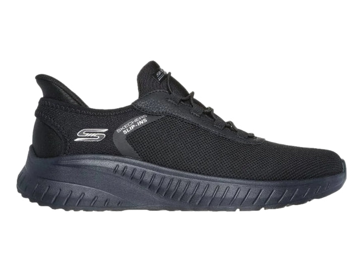 Tenis deportivos Skechers color negro con tejido de malla y suela gruesa.