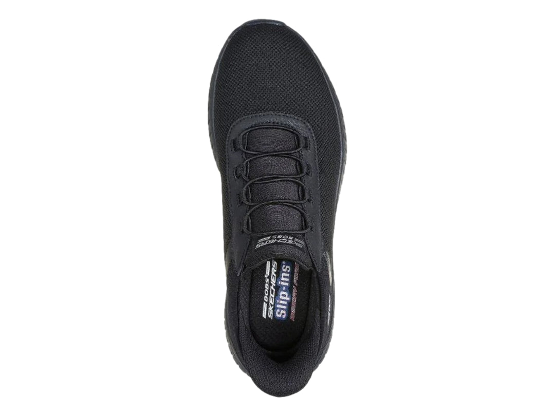 Tenis deportivos Skechers color negro con tejido de malla y suela gruesa.