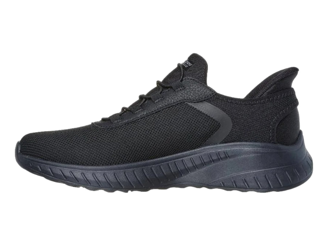 Tenis deportivos Skechers color negro con tejido de malla y suela gruesa.