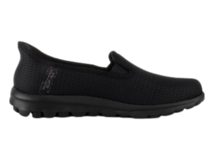 Zapato deportivo Skechers color negro, estilo slip-on con tejido de malla y suela cómoda.