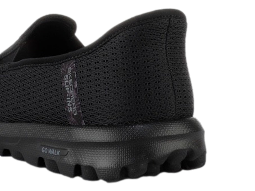 Zapato deportivo Skechers color negro, estilo slip-on con tejido de malla y suela cómoda.