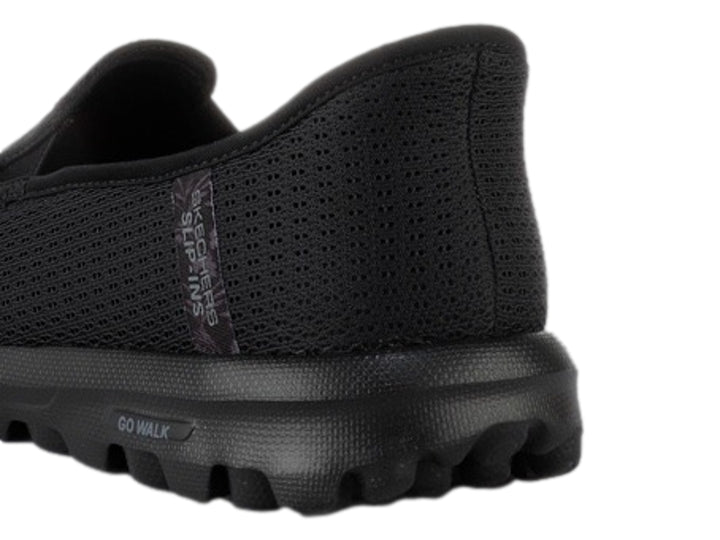 Zapato deportivo Skechers color negro, estilo slip-on con tejido de malla y suela cómoda.