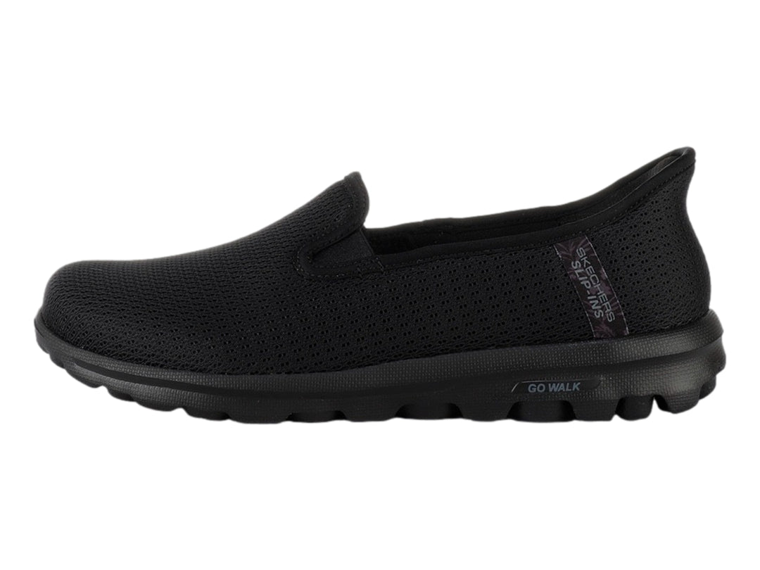 Zapato deportivo Skechers color negro, estilo slip-on con tejido de malla y suela cómoda.