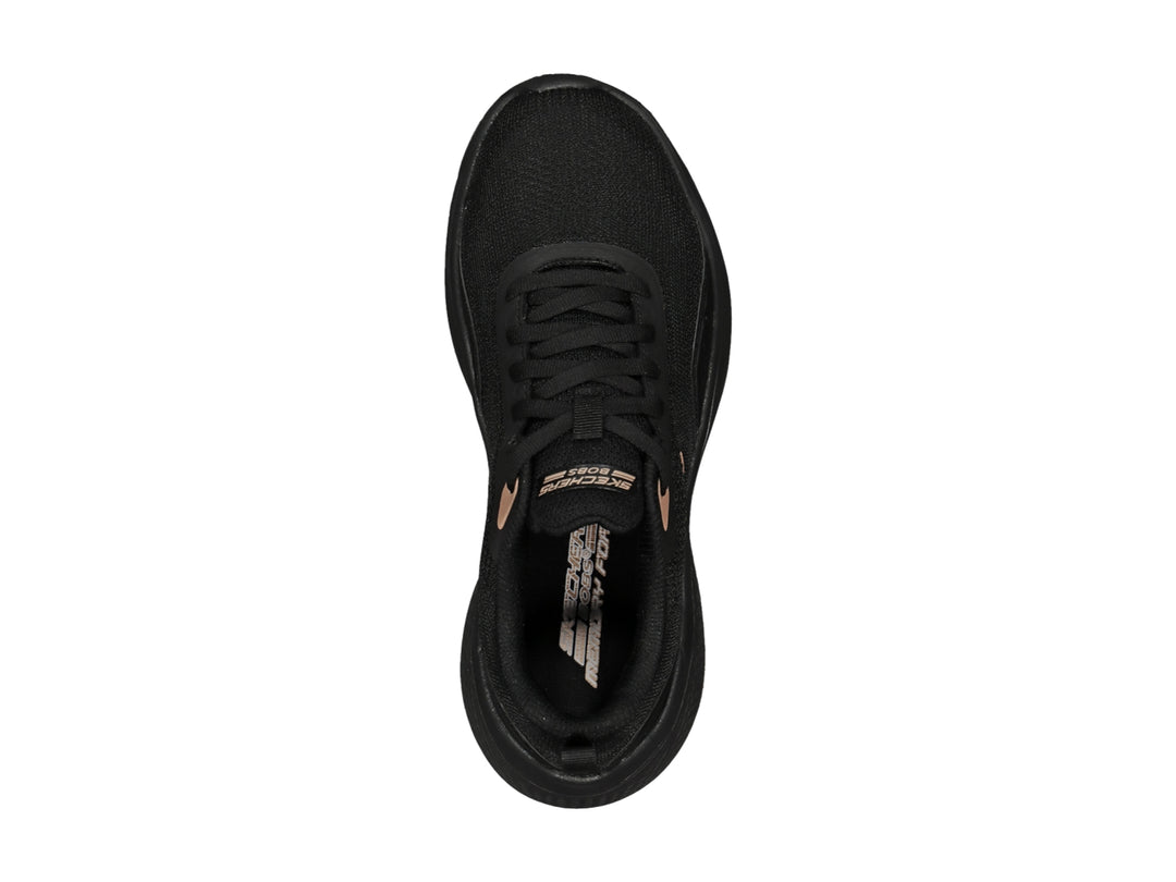 Tenis deportivos Skechers color negro con detalles en oro rosa y suela Vaporslay.
