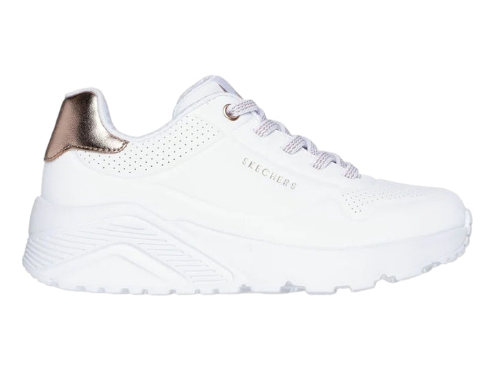 Tenis blancos Skechers con detalle dorado en el talón y suela blanca gruesa.
