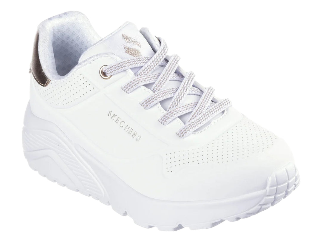 Tenis blancos Skechers con detalle dorado en el talón y suela blanca gruesa.