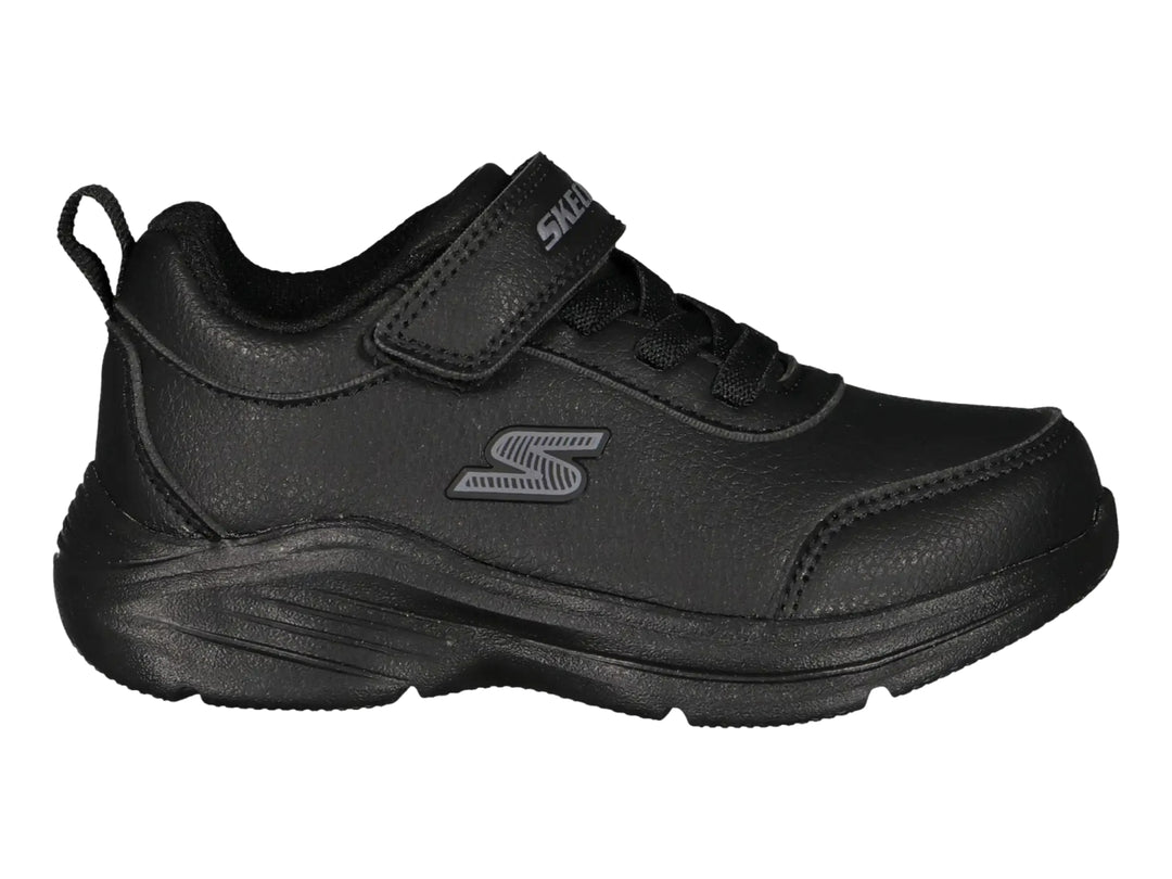 Tenis deportivos Skechers color negro con cierre de velcro y agujetas para niño.