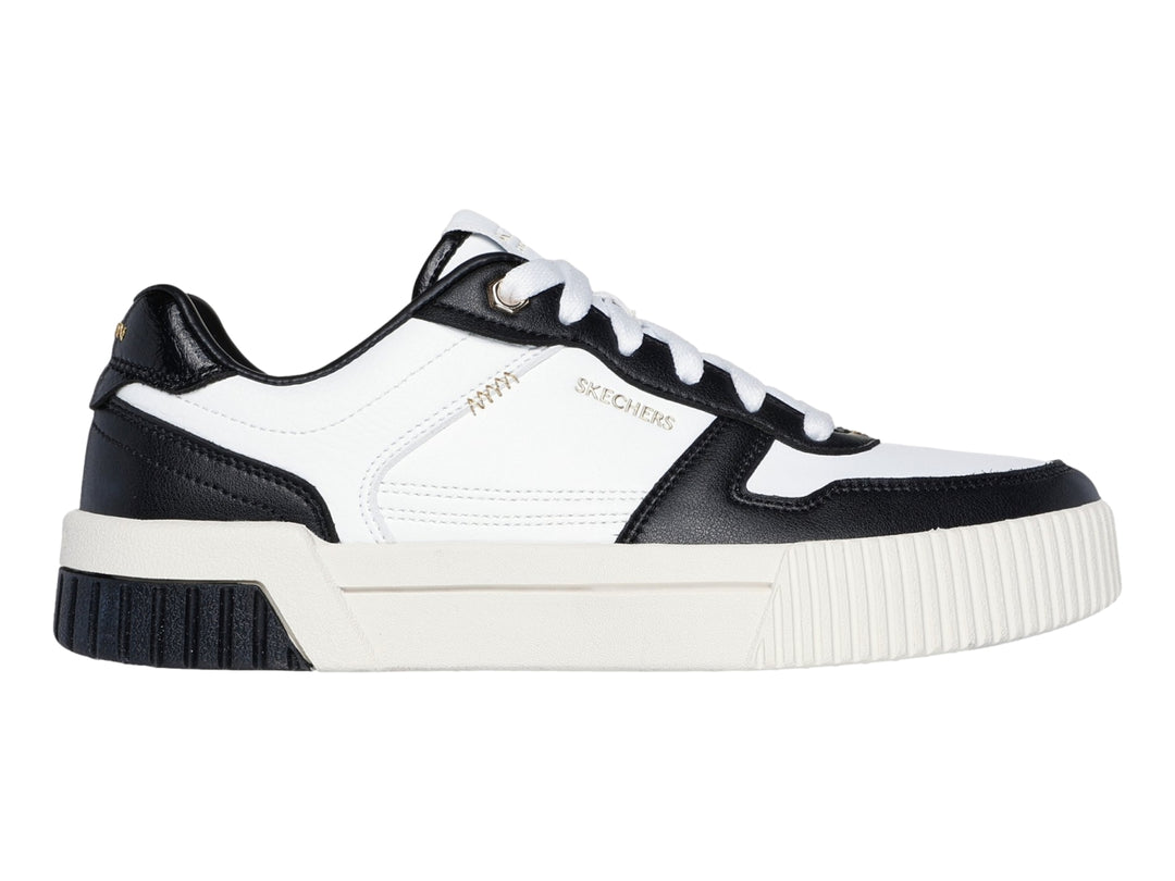 Tenis Skechers blancos con detalles en negro y suela blanca con talón negro.