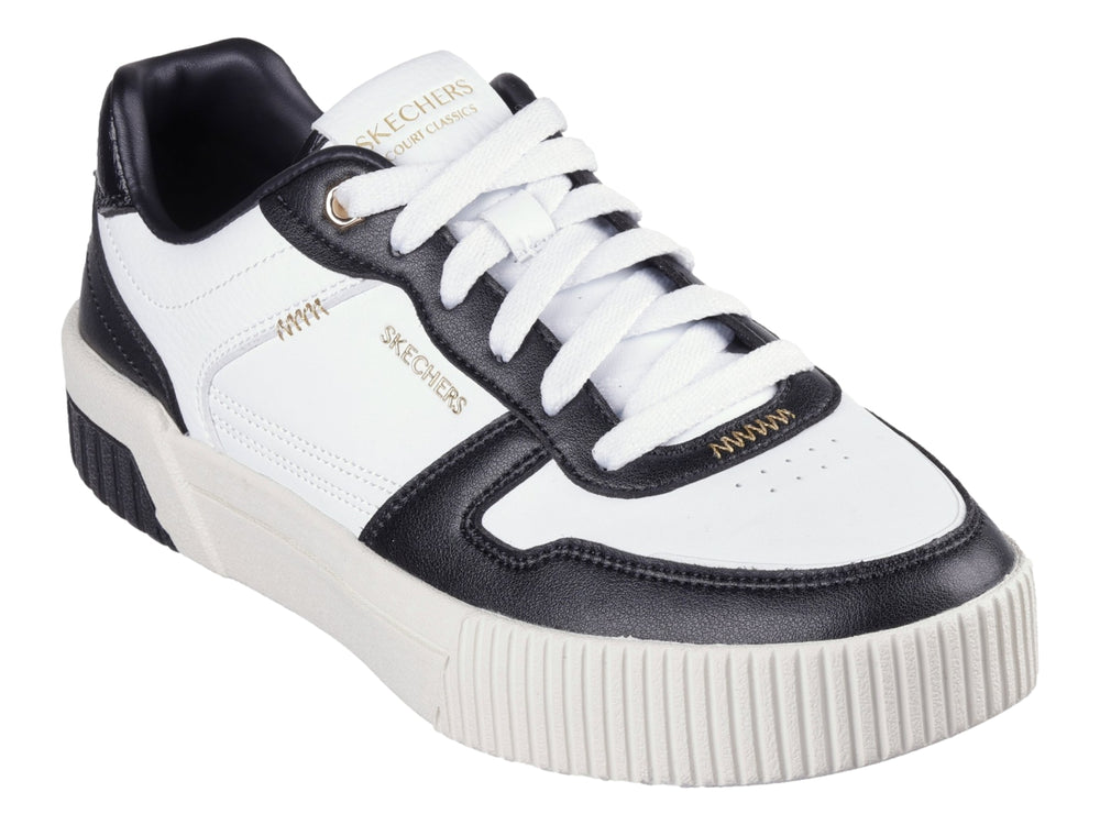 Tenis Skechers blancos con detalles en negro y suela blanca con talón negro.