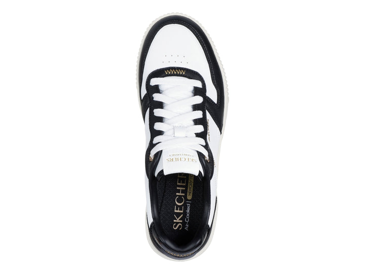 Tenis Skechers blancos con detalles en negro y suela blanca con talón negro.