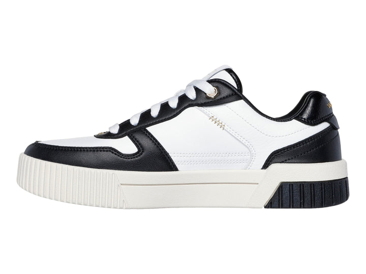 Tenis Skechers blancos con detalles en negro y suela blanca con talón negro.