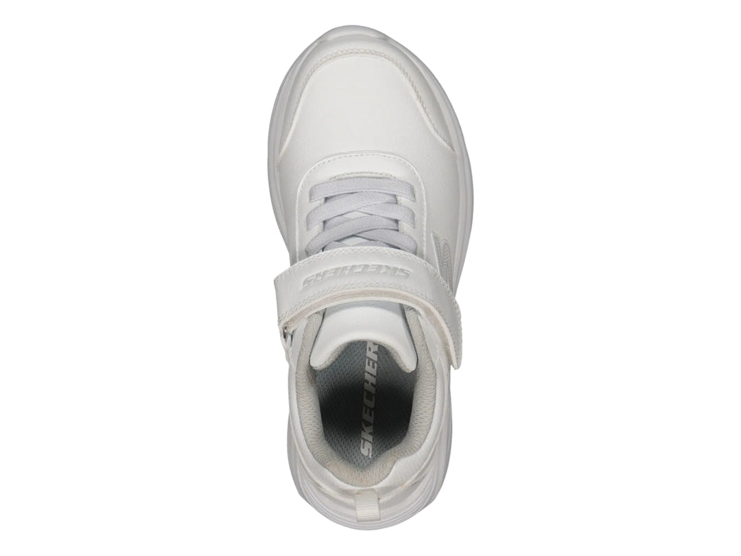 Tenis deportivos Skechers color blanco con cierre de velcro y agujetas.