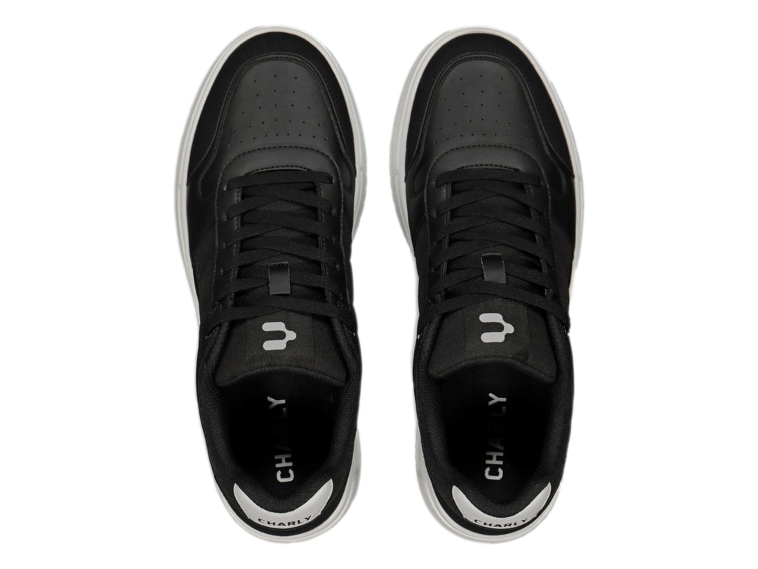 Tenis Charly modelo Skurban en color negro con suela blanca y logotipo blanco lateral.