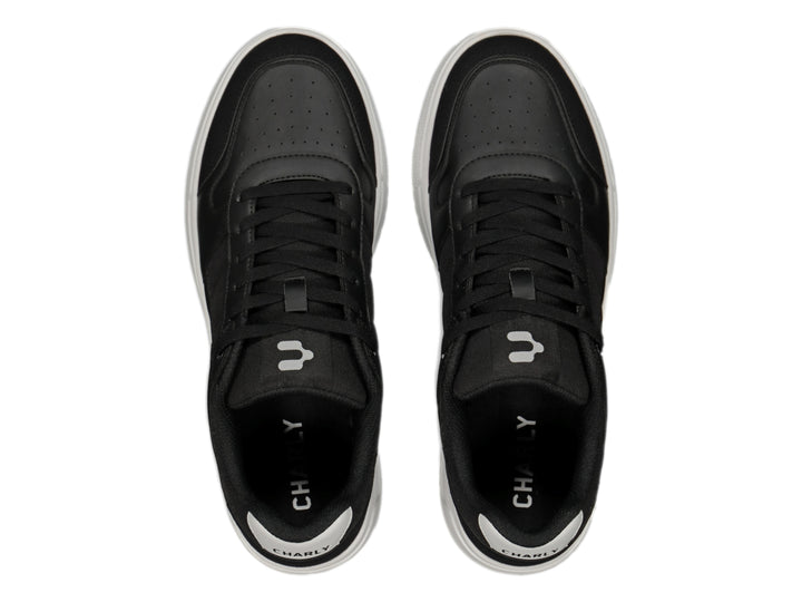 Tenis Charly modelo Skurban en color negro con suela blanca y logotipo blanco lateral.