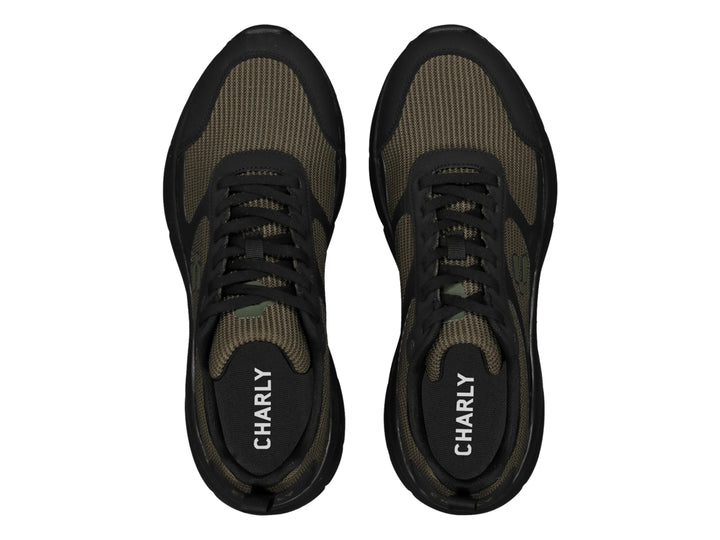 Tenis deportivos Charly en color verde oliva y negro con suela gruesa y malla transpirable.