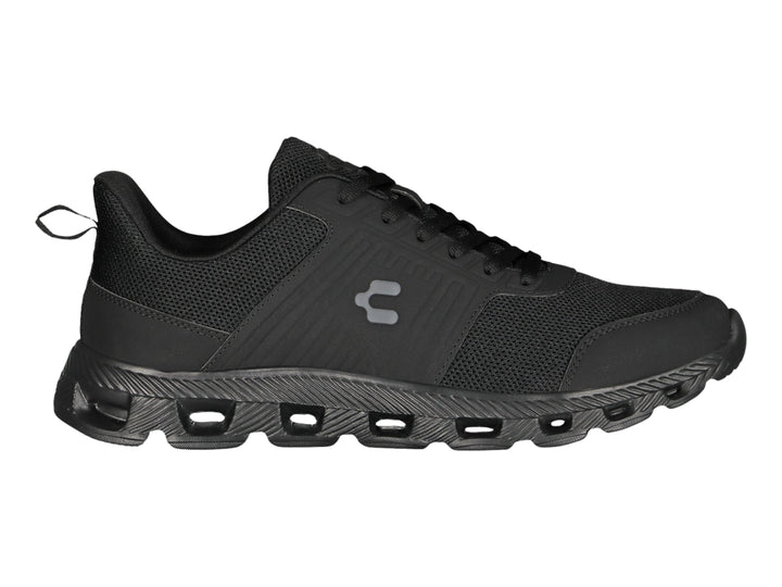 Tenis deportivos Charly color negro con suela texturizada y malla transpirable.