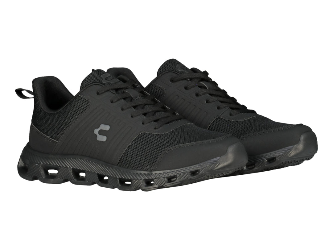 Tenis deportivos Charly color negro con suela texturizada y malla transpirable.